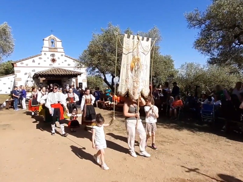 La Romería de la Virgen de la Fuente Santa, de la localidad toledana de Parrillas, se celebra con gran fervor el día 1 de mayo de cada año. En ella participan gentes venidas de todo el entorno, pues es una de las más populares de toda la comarca.
La celebración se realiza delante de la ermita con la Virgen presente. Los romeros interpretan canciones populares mientras bailan ataviados con los trajes típicos en un acto de gran devoción y colorido. Romería Virgen de la Fuente Santa - Parrillas